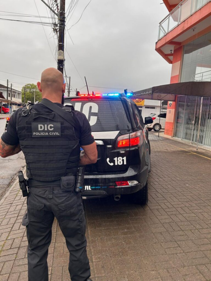 Homem é preso por sequestrar ex-companheira e exigir R$ 300 mil em Santa Catarina