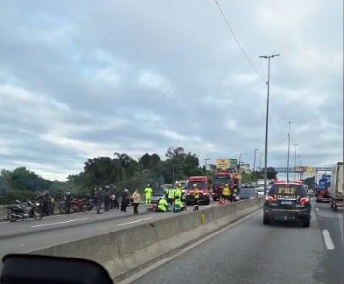 Grave acidente na BR-101 em São José termina com morte de motociclista