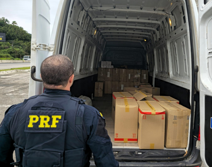 PRF apreende 12,5 mil maços de cigarros contrabandeados e R$ 88 mil na BR-101 em Itapema
