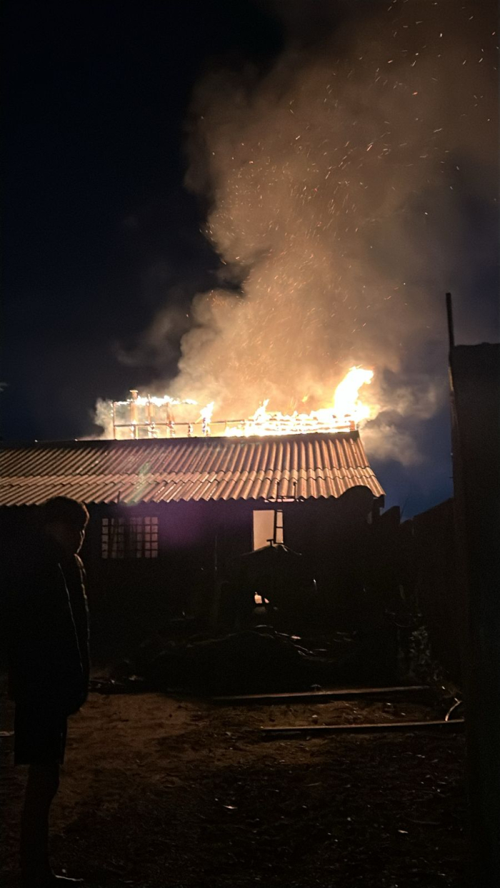 Incêndio destrói parte de residência durante a madrugada em Santo Amaro da Imperatriz