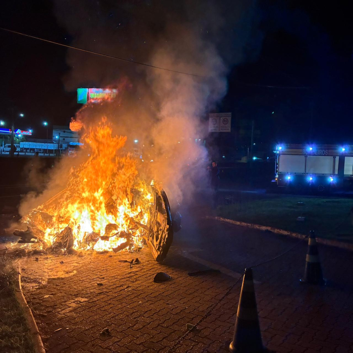 Carro pega fogo após bater em poste na marginal da BR-101 e motorista morre carbonizado em São José