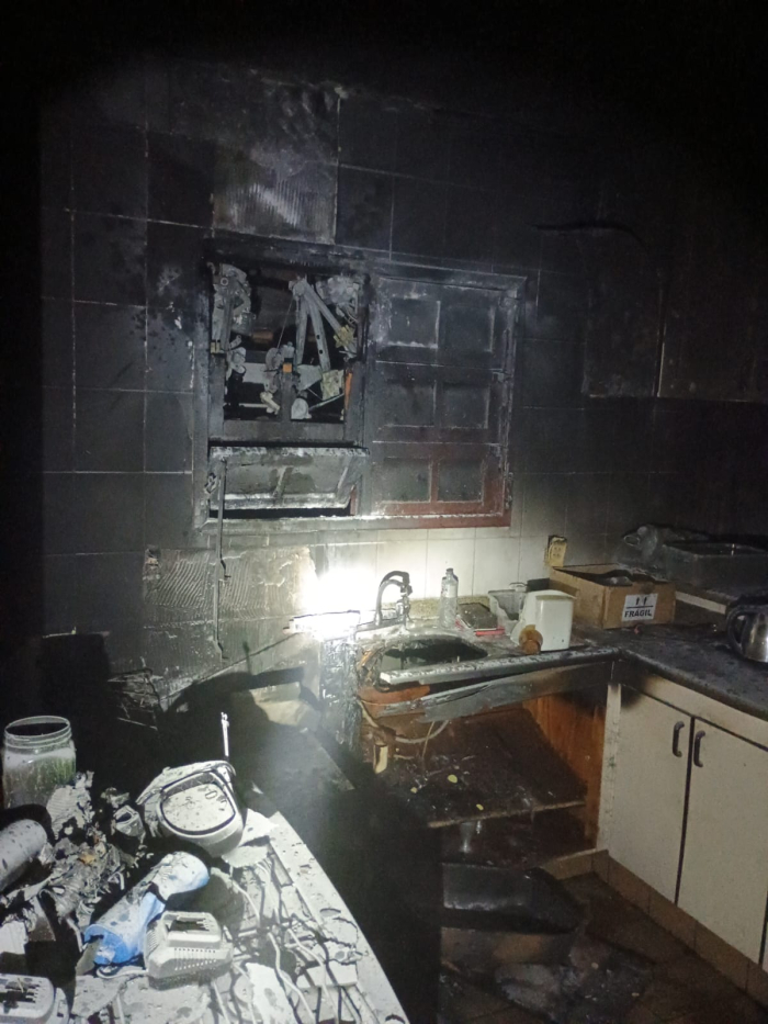 Incêndio atinge ferro-velho durante a madrugada em São José