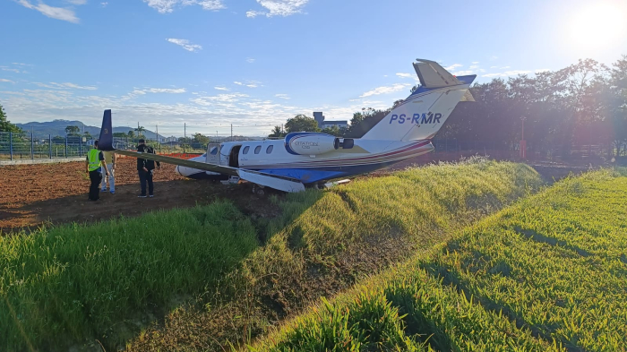 Jato sai da pista no Aeroclube de Santa Catarina e mobiliza bombeiros em São José
