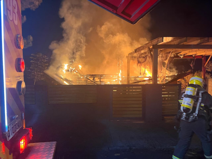Incêndio destrói residência de madeira no bairro Potecas, em São José