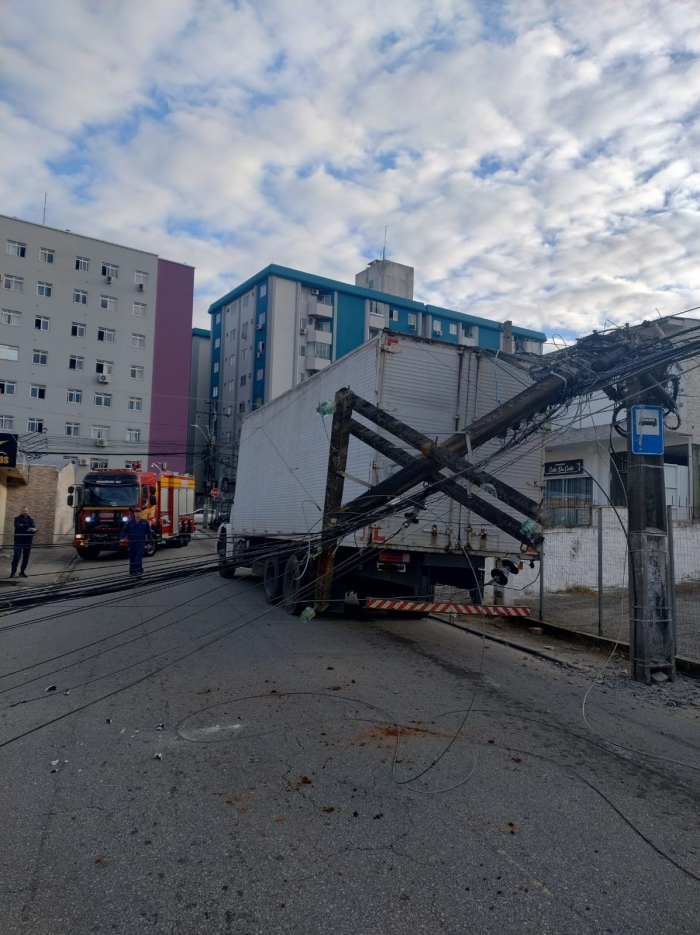 Caminhão atinge poste e mobiliza bombeiros no bairro Barreiros, em São José