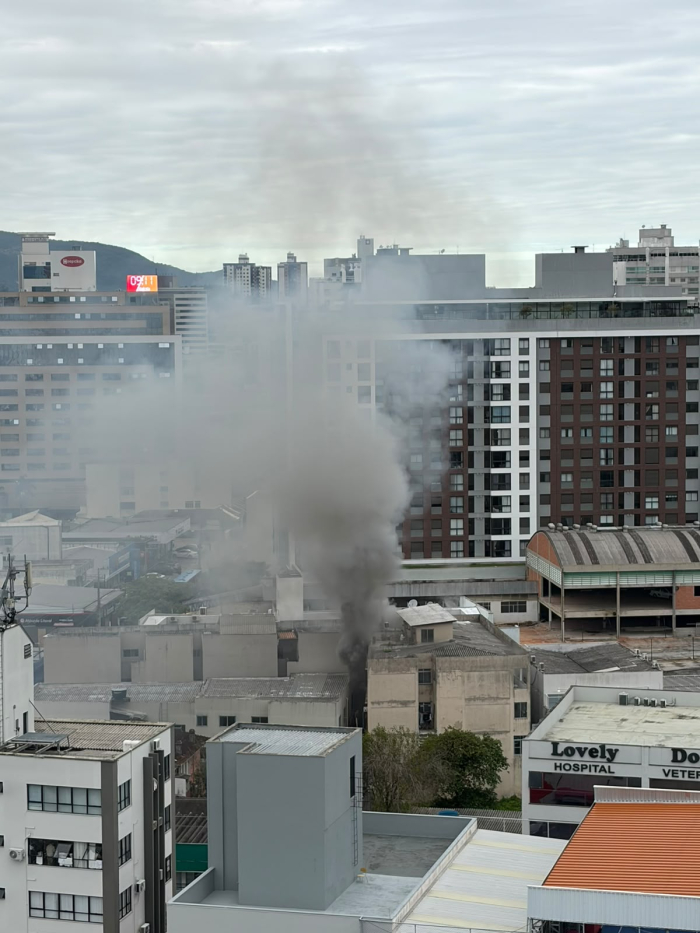 Bombeiros controlam incêndio e salvam vítimas em prédio residencial de Florianópolis