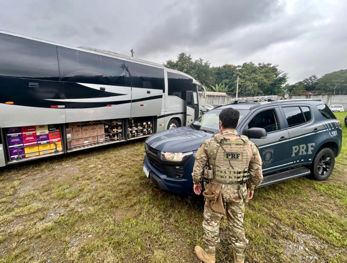 PRF apreende 3 mil garrafas de bebidas contrabandeadas em ônibus na BR-101, em Araquari