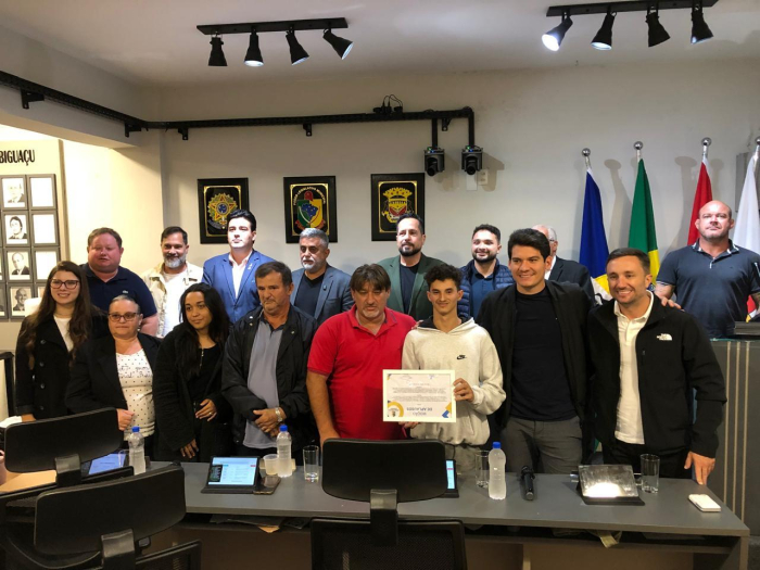 Jovem é homenageado na Câmara de Biguaçu por ato de coragem durante incêndio