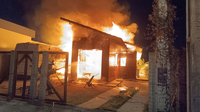 Incêndio em motor home atinge residência em Palhoça
