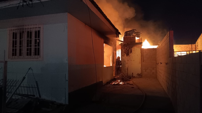 Incêndio destrói três residências na Barra do Aririú e mobiliza 12 bombeiros em Palhoça