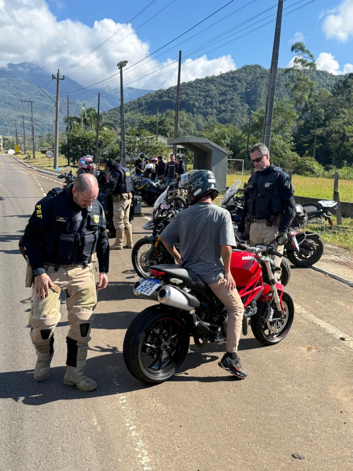 PRF intensifica fiscalização na Serra da Rocinha e flagra quase 50 irregularidades em motocicletas