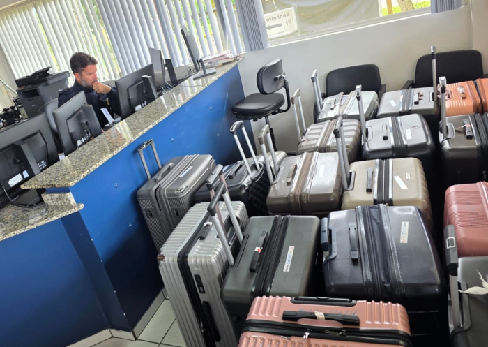 Fiscalização da PRF apreende mais de 12 mil maços de cigarros contrabandeados em ônibus na BR-101