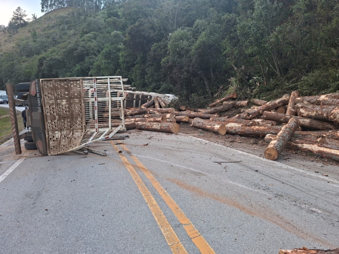 Tombamento de caminhão com carga de toras provoca interdição total da BR-282 em Rancho Queimado