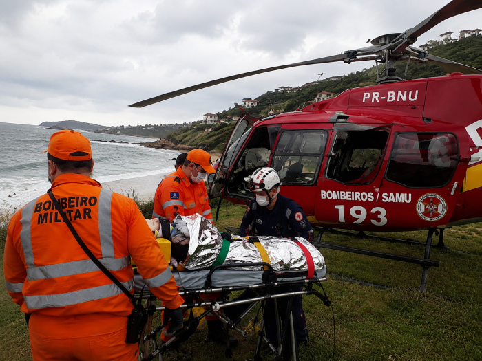 Homem é resgatado após cair de costão rochoso na Praia do Gravatá, em Florianópolis