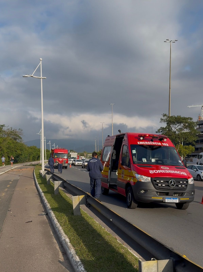 Carro invade ciclovia, atinge ciclista e colide contra poste em Florianópolis