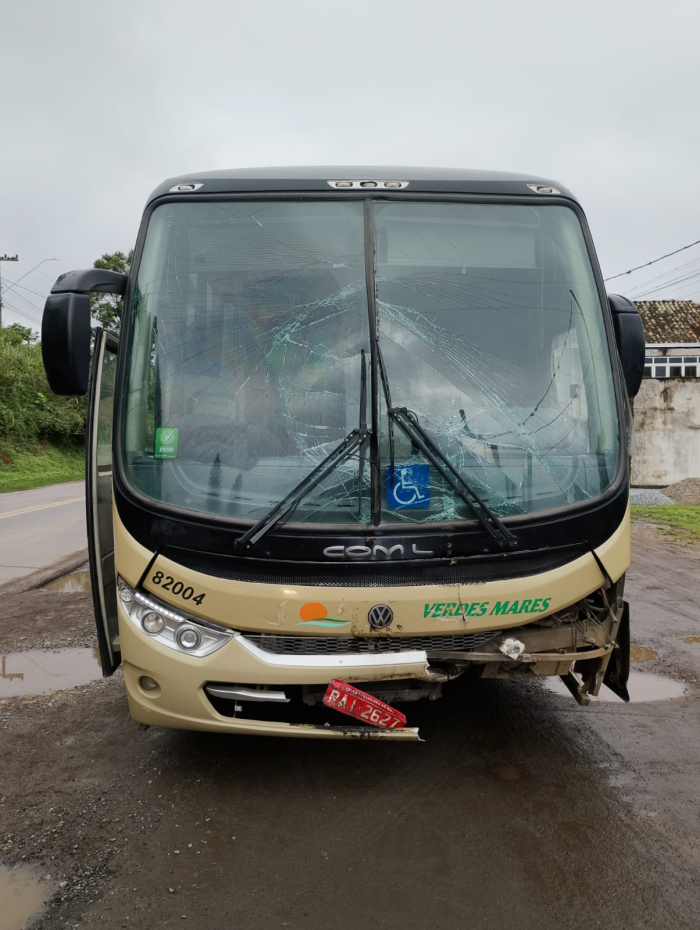 Colisão entre carreta e ônibus deixa 11 feridos na BR-280