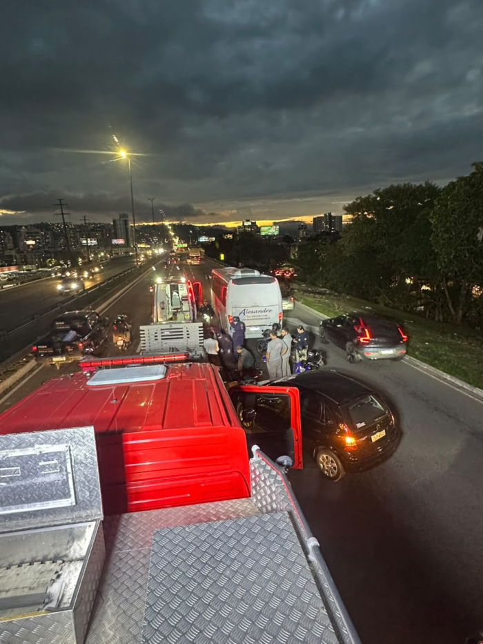 Motociclista fica ferido após ser atropelado por micro-ônibus na Via Expressa, em Florianópolis