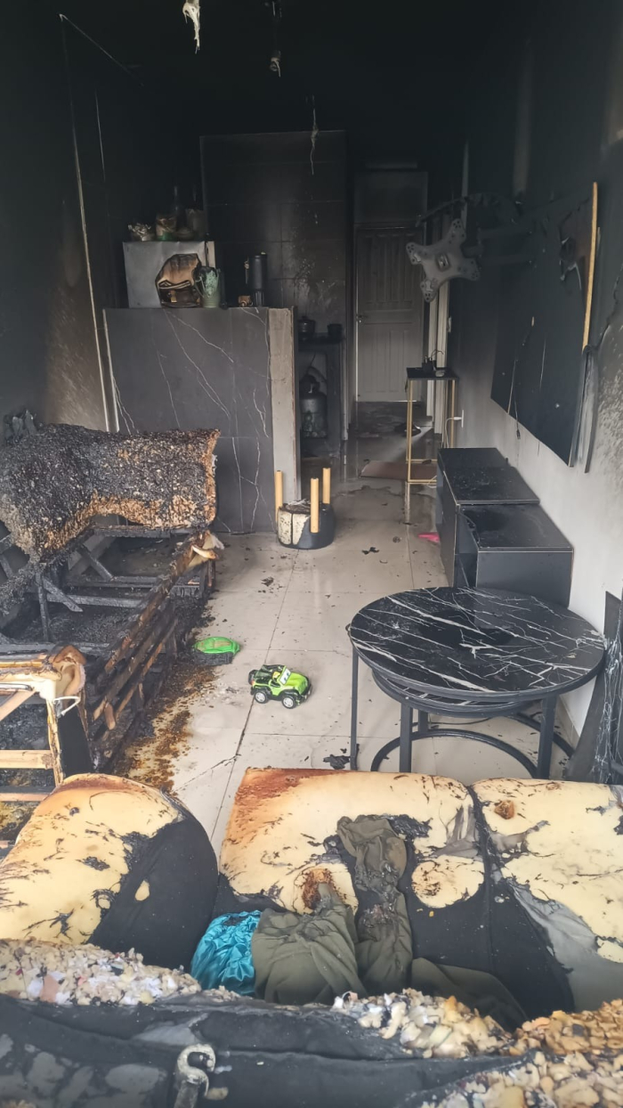 Incêndio em residência mobiliza bombeiros no bairro Aririú, em Palhoça