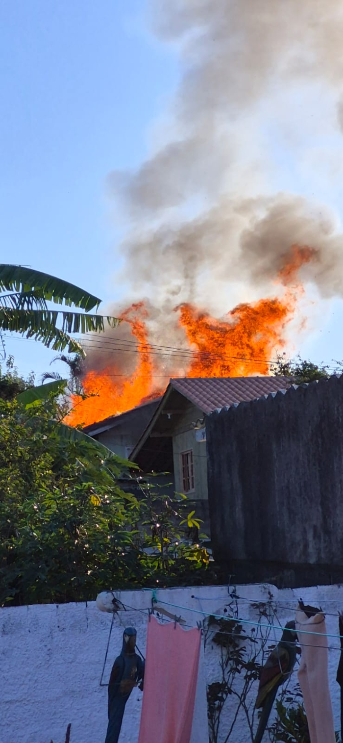 Incêndio em residência deixa mãe e filho feridos em Governador Celso Ramos