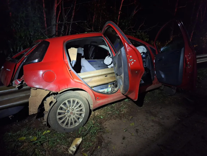 Motorista escapa ilesa após guard-rail atravessar veículo em grave acidente na SC-386