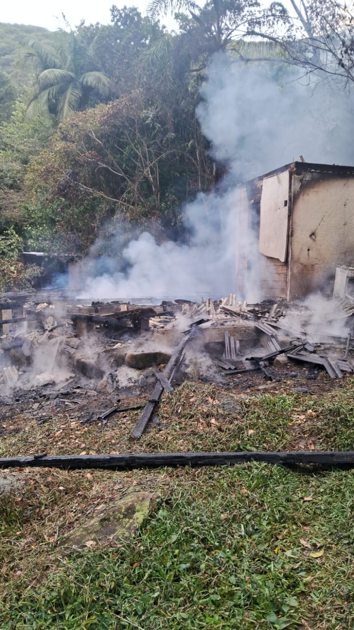 Incêndio destrói residência no costão da Praia do Matadeiro em Florianópolis