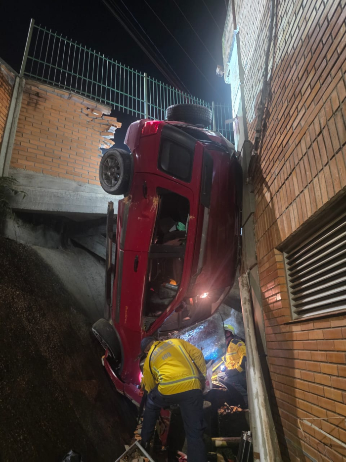 Bombeiros resgatam vítima após veículo cair em área do IFSC em São José