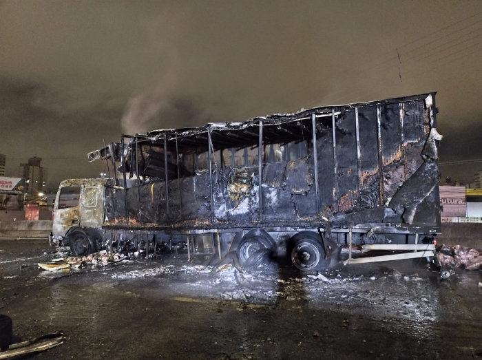 Incêndio em caminhão provoca bloqueio total da BR-101 em São José