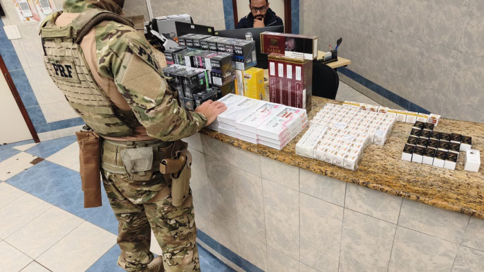 Casal é preso com carga ilegal de cigarros eletrônicos, medicamentos e anabolizantes na BR-101 em Joinville
