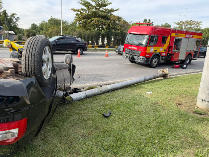 VEÍCULO CAPOTA APÓS COLIDIR CONTRA POSTE NA BEIRA-MAR NORTE, EM FLORIANÓPOLIS