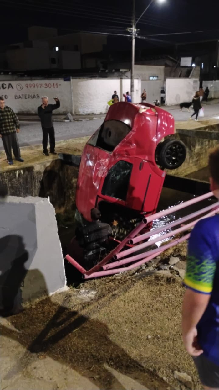 Duas mulheres morrem após carro capotar e cair em córrego em São José