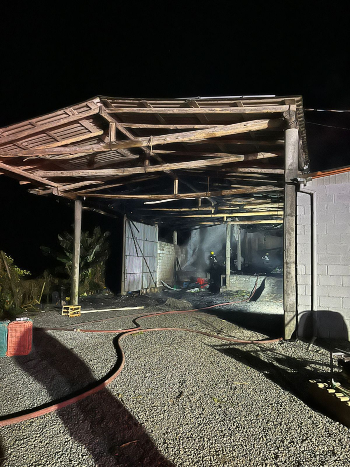 Incêndio destrói galpão agrícola em Anitápolis e mobiliza bombeiros por quatro horas