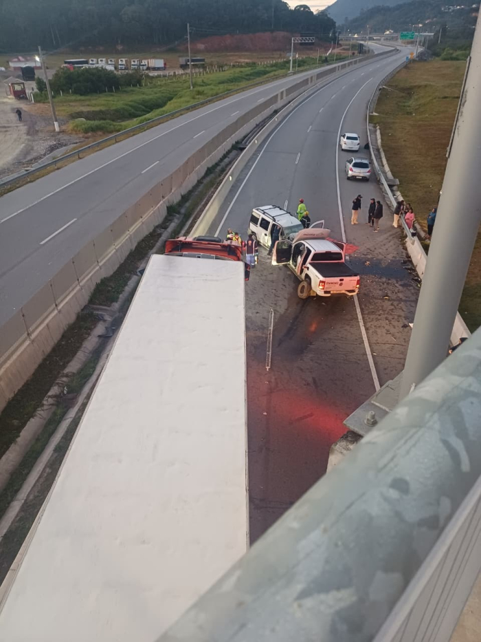 Colisão frontal interdita totalmente o Contorno Viário da Grande Florianópolis em Palhoça