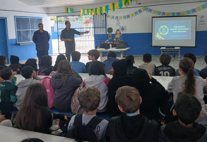 Corpo de Bombeiros de Santa Catarina promove Operação Alerta Vermelho para prevenir incêndios domésticos nas escolas