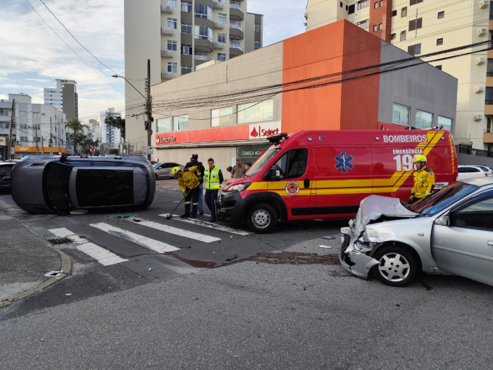 Acidente entre sedã e SUV termina com capotamento no Kobrasol, em São José