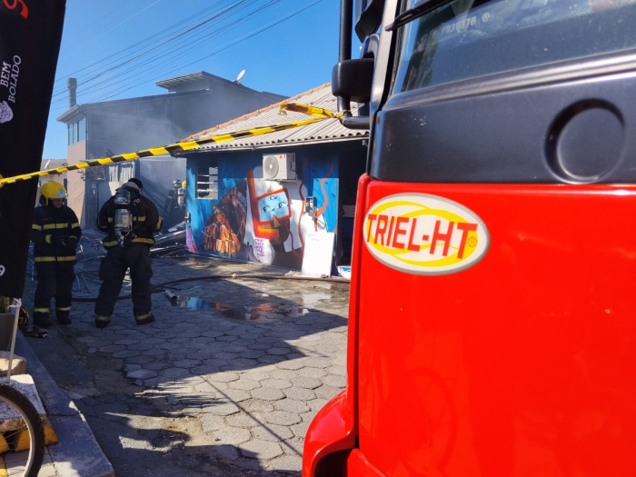 Incêndio em estabelecimento comercial é controlado rapidamente pelos bombeiros em Florianópolis