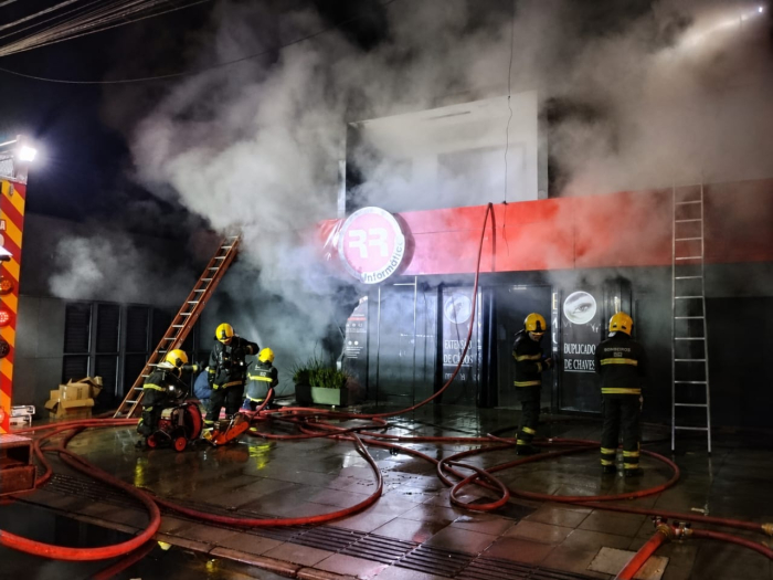 Incêndio em prédio com comércio e apartamentos termina com duas vítimas resgatadas