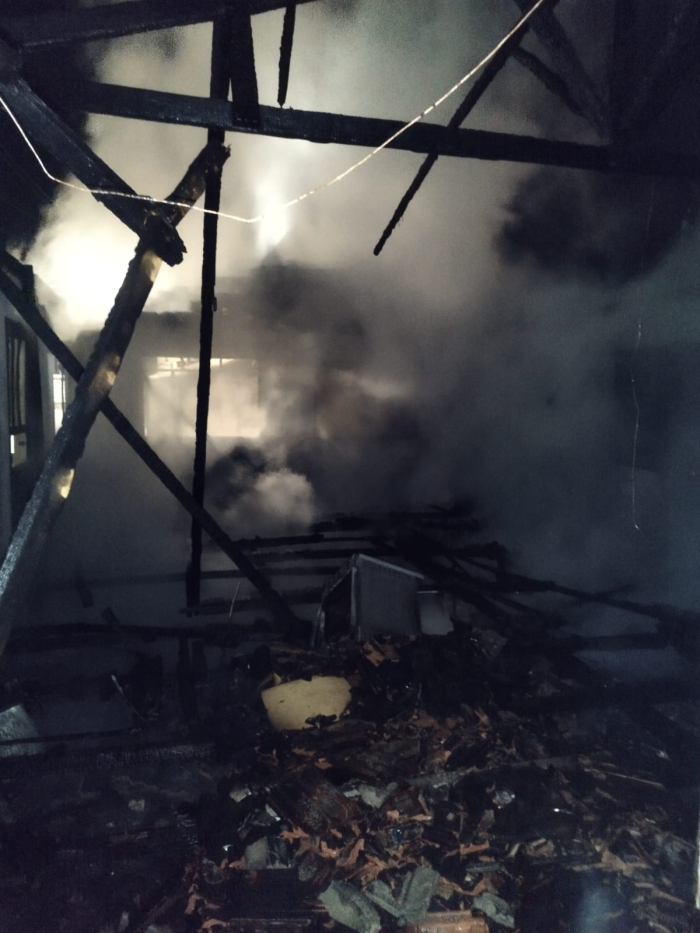 Incêndio destrói residência durante a madrugada em Governador Celso Ramos