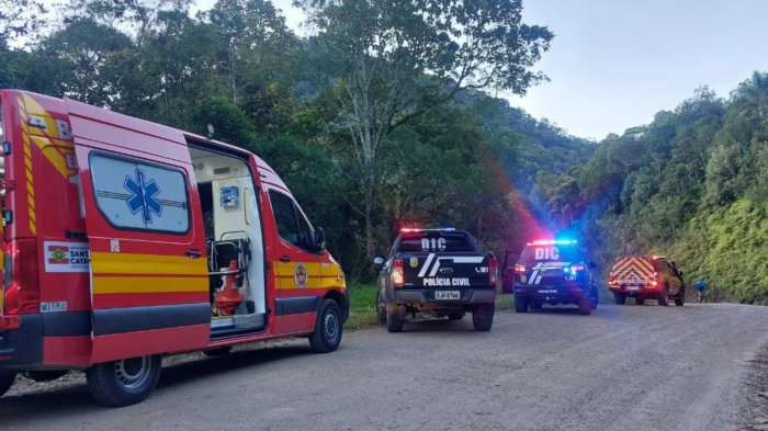 Idosa sequestrada em Biguaçu é resgatada com vida após ser jogada em ribanceira de 200 metros