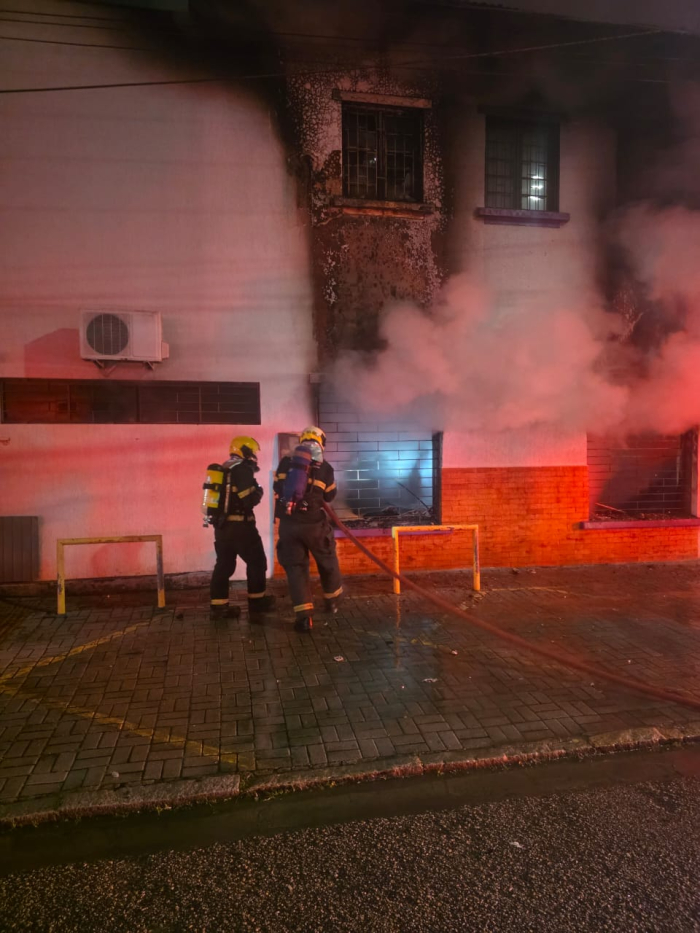Clínica veterinária é atingida por incêndio de grandes proporções em Florianópolis