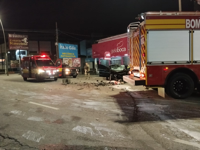 Motorista fica ferido após colidir na traseira de caminhão em São José