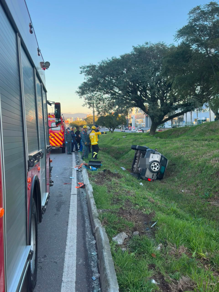 Carro capota na Via Expressa e motorista escapa sem ferimentos