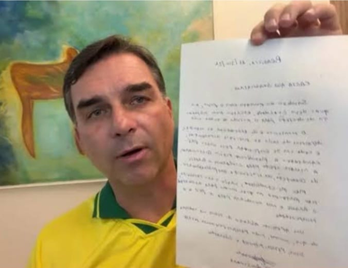 Moraes proíbe Flávio Bolsonaro de visitar Jair Bolsonaro por 90 dias após divulgação de carta nas redes sociais