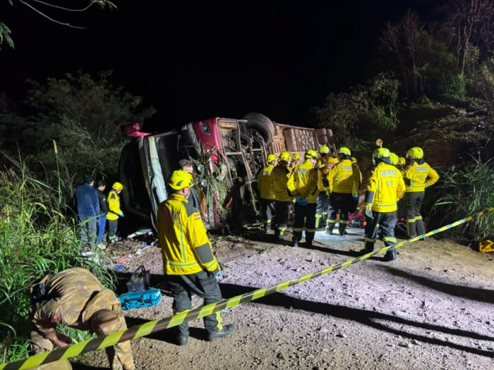 Acidente com ônibus no Oeste de SC mobiliza grande operação de resgate e deixa três mortos