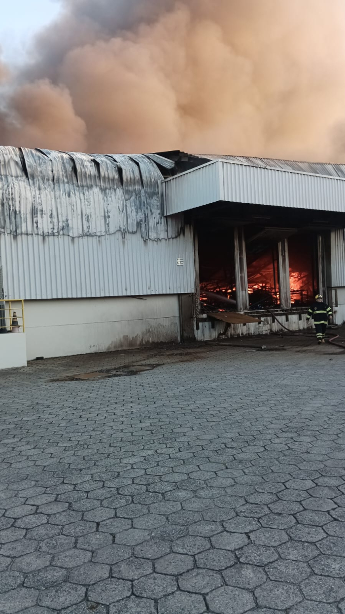 Após 15 horas de combate, bombeiros controlam incêndio em fábrica têxtil de Itajaí