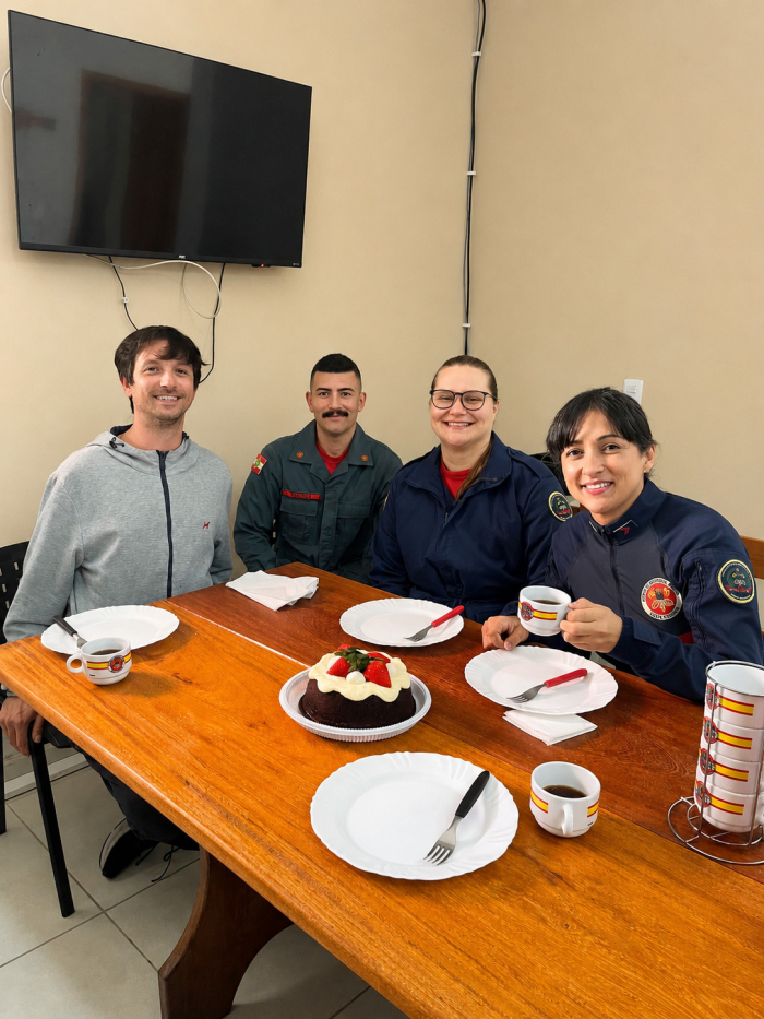 JOVEM SOBREVIVE A ACIDENTE GRAVÍSSIMO E EMOCIONA BOMBEIROS EM REENCONTRO NO QUARTEL