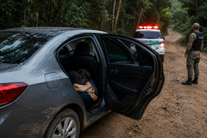 MULHER DESAPARECIDA É ENCONTRADA AMARRADA E FERIDA DENTRO DE CARRO EM ESTRADA RURAL DE BIGUAÇU