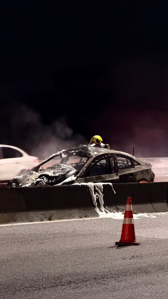 Carro é destruído por incêndio na BR-101, em São José, durante a madrugada