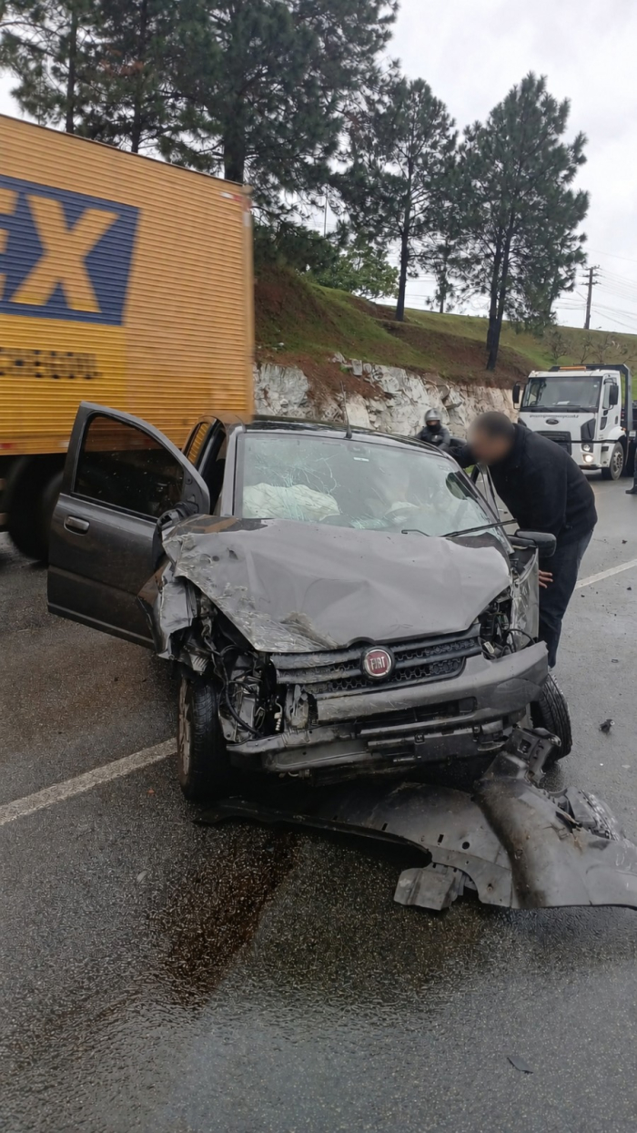 Motorista ficou presa às ferragens, foi resgatada pelos bombeiros e encaminhada ao Hospital Celso Ramos