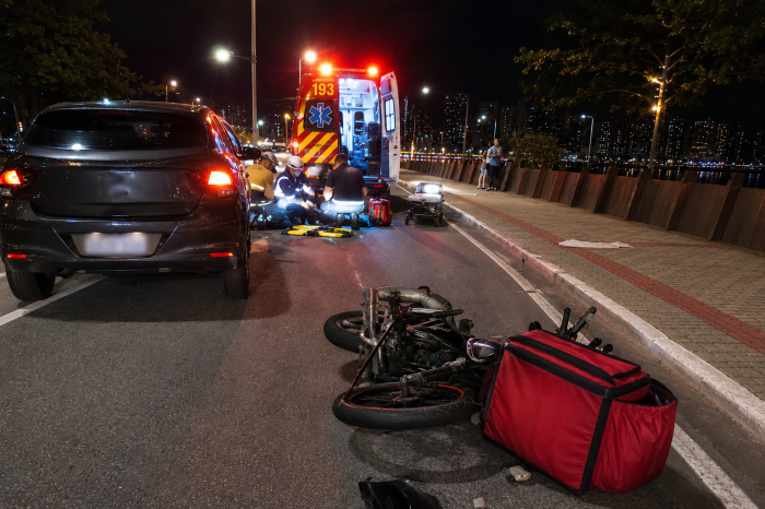 Grave acidente entre carro e moto de aplicativo deixa uma mulher morta em Florianópolis