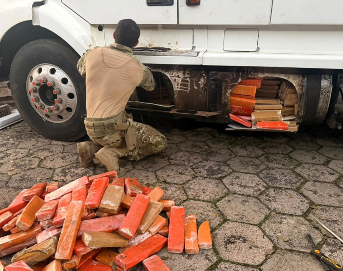 Cão farejador da PRF encontra mais de meia tonelada de maconha escondida em tanque de combustível de carreta em SC